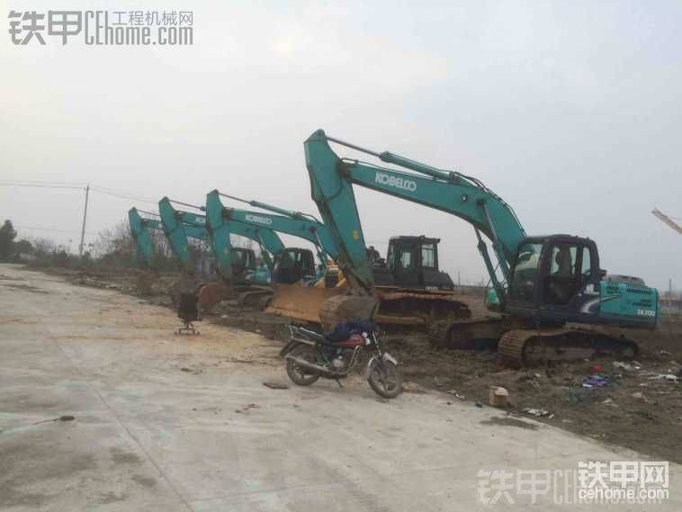 還差臺(tái)推土機(jī)和鏟車就全部到齊了，