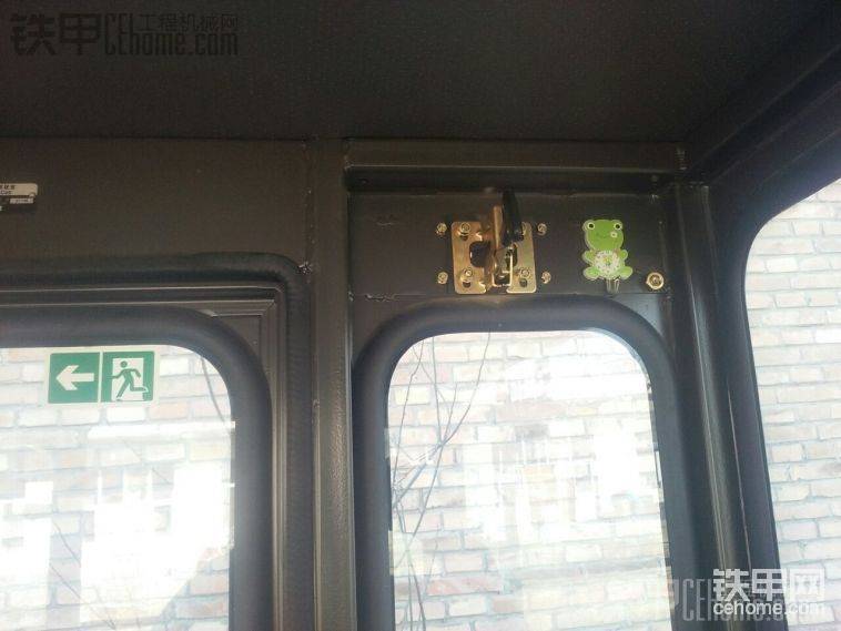 沒有掛衣鉤，自己粘了個(gè)
