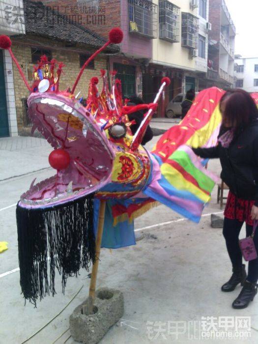 這條龍架子是老一輩自己編的，到今年已經(jīng)十五年了，縣博物館出八萬買去博物館放，這是不能賣的，屬于我們街上的不是個(gè)人的，以前一起編的老人現(xiàn)在也沒剩幾個(gè)了，畢竟它也是我們的童年回憶。以前編好的時(shí)候龍頭有十六斤，現(xiàn)在每年都修修補(bǔ)補(bǔ)加固一點(diǎn)估計(jì)都有差不多三十多斤了，太重了不好舞加上架子的竹子都不夠結(jié)實(shí)了，計(jì)劃明年春節(jié)再編一條
