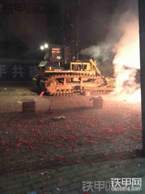 新年玩龙灯！在车子旁边舞了一圈！新年望生意红火