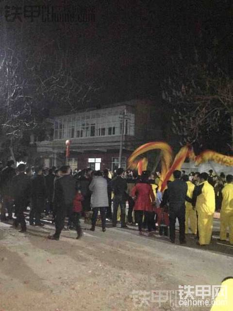 新年玩龙灯！在车子旁边舞了一圈！新年望生意红火
