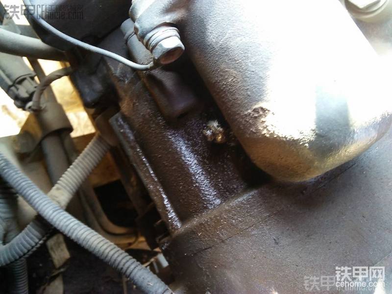 油好像從這個小螺絲滲的