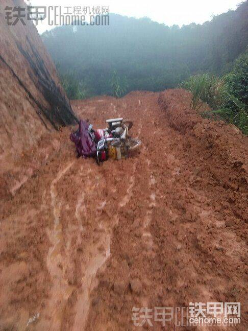 去装链条的路上看见一台丢弃的车，下雨过后只能走路进去
