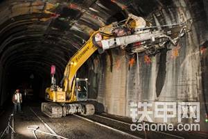 住友200挖機(jī)改裝錨索機(jī)有高手沒