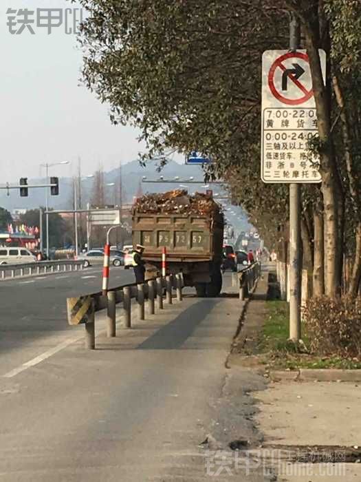 現(xiàn)在開工程車從路上跑跟做賊一樣！