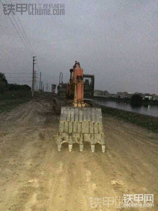   不行了 还差几百米就回到工地了  到时液压油漏晚了 只好过去拿液压油过来加