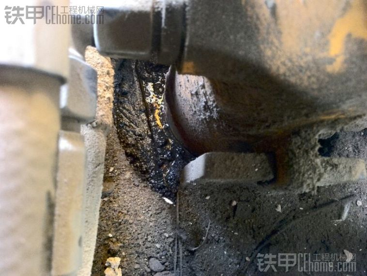 65挖掘机回转接头漏油,高手来关注一