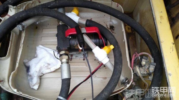 搞一个加油桶，锯开，把加油机放在里面，可以防止加完油后剩余的油不会漏在挖机里，软油管加开关是防止更少 ...