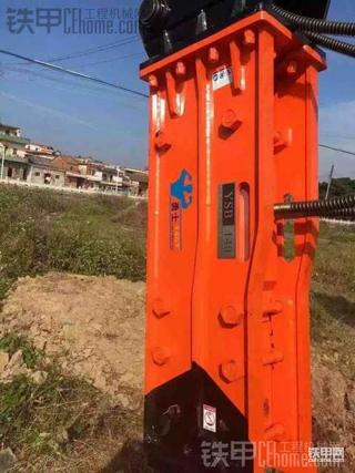 卡特机装破碎锤现场图