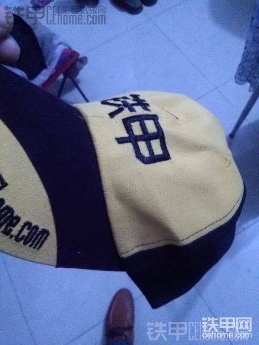 有帽子，車貼。
