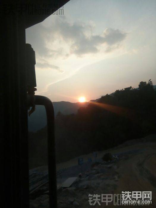 夕陽(yáng)西下了，
