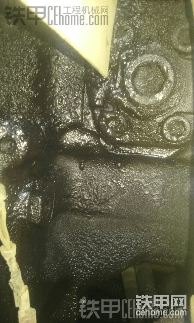 這個東西漏油，是在大泵上靠屁股那面的，屁股卸下去才看到的，里面是油封么，叫什么東西
