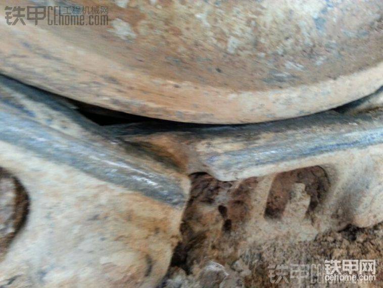 引導(dǎo)輪與鏈筋不在同一條線上,同一平面、鏈筋脫出來了
