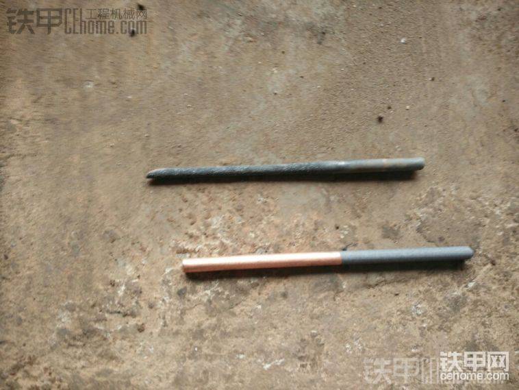 碳棒，大家可以用電池中的碳棒。
