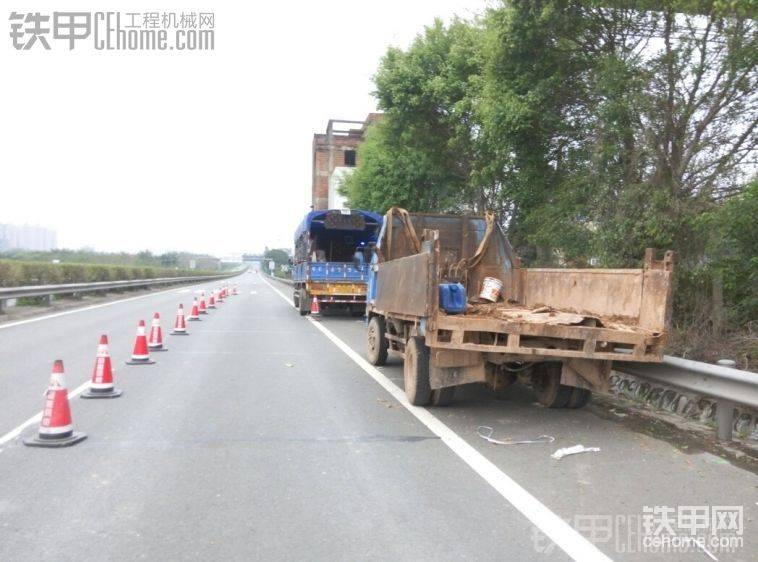 這拖車拖機(jī)可以上高速么?<img class="smiley" src="/img/smiley/default/titter.gif">
