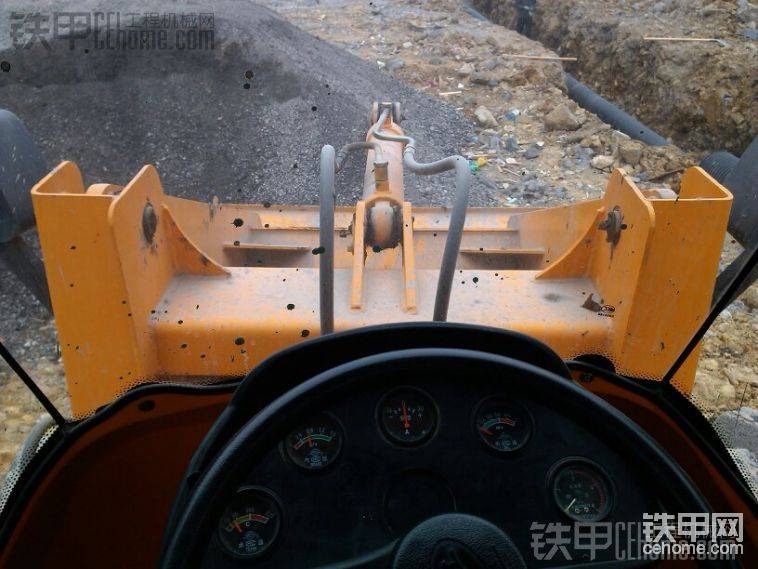 驾驶正面。

