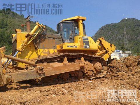 小松D375A推土機(jī)發(fā)動機(jī)氣缸頭總成有貨嗎？