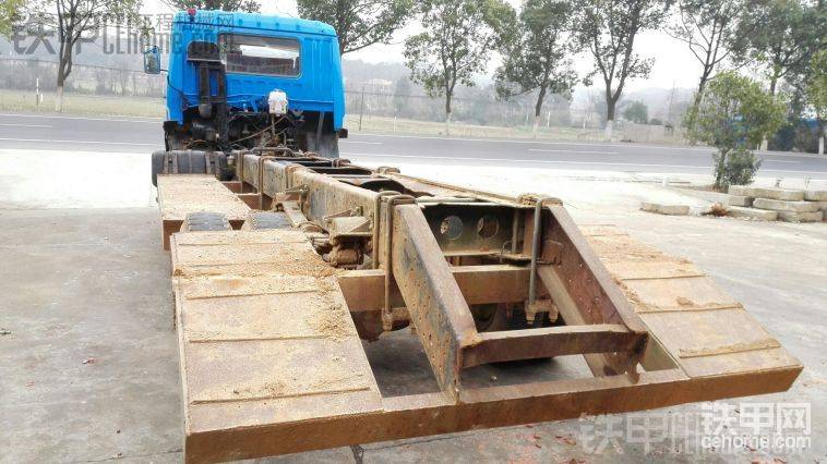 下懸掛拖板，挖機(jī)上車(chē)后履帶離地距離60厘米！鄉(xiāng)村公路行駛不掛線！
