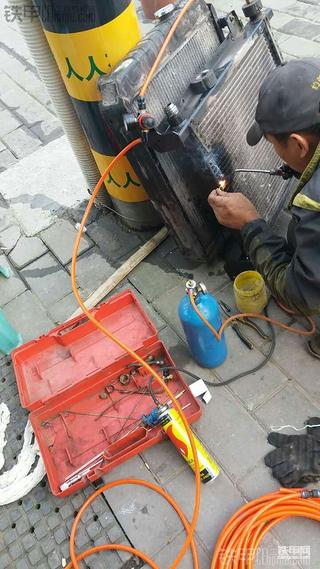 【春风得意】维修液压油散热器
