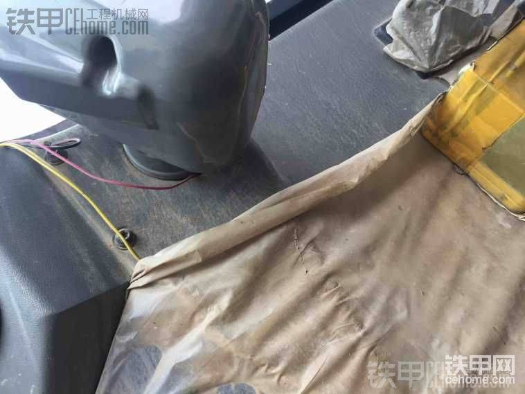 正極接在室內(nèi)燈的開關(guān)后面，也就是和室內(nèi)燈用同一根火線，（因?yàn)槭覂?nèi)燈不常用，而數(shù)字表用電量又很小，和它同一一路電是比較安全的，以后檢修起來也方便。如果表沒電，室內(nèi)燈也不亮了，一般就是保險絲燒了，）室內(nèi)燈開關(guān)插座應(yīng)該是四根線。