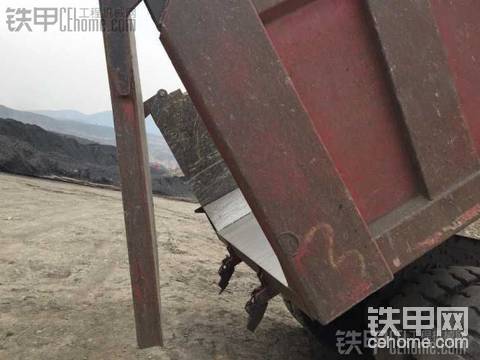 礦山自卸車