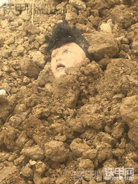 不忍心看到尸體在外，就地埋了，