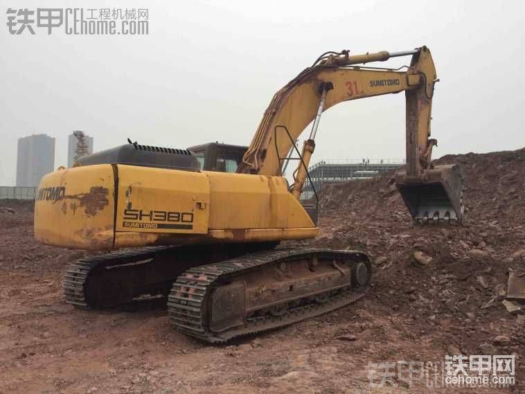 今天软料清完了，停了几台挖机，闲得没事叫一个师傅教我开了下这台住友，人生第一次开挖机…印象深刻