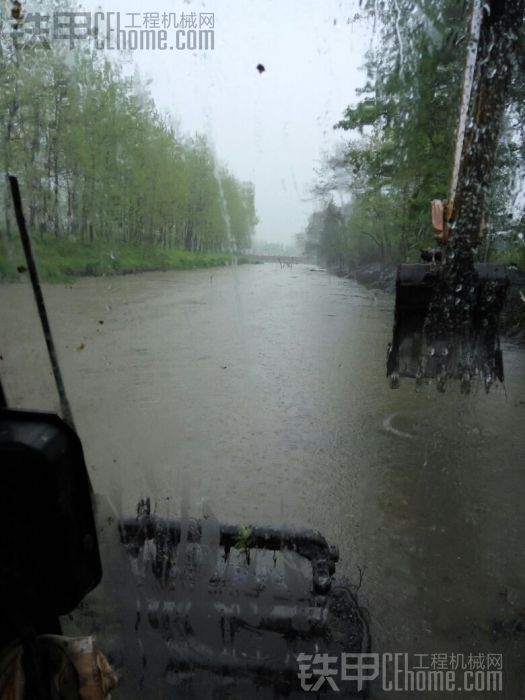 下大雨奮斗依舊