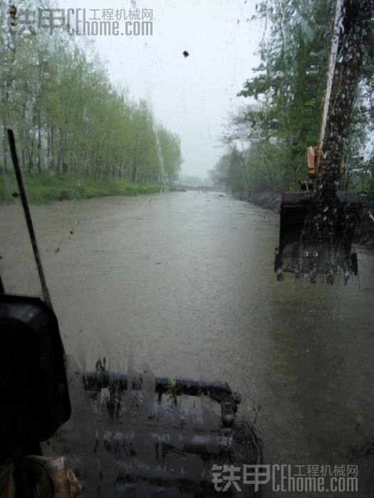 下大雨奮斗依舊