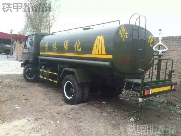 出售二手軍用底盤灑水車