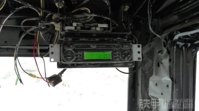 斗山收音机怎么改到卡特320D上？