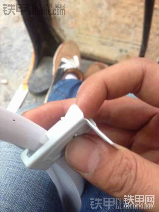 安裝好支架直接將導(dǎo)軌一邊勾在支架輕輕按入即可！廢話不多說(shuō)，買回來(lái)直接就懂??！馬家也有介紹