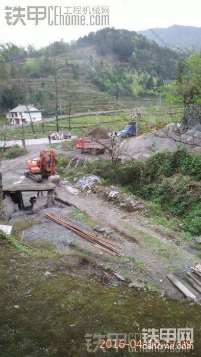 開始到水泥路了，挖機沒活曬曬更健康
