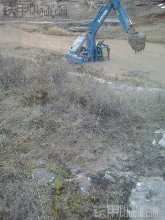 大挖 鏟車 齊陷河道 兩臺大挖救援