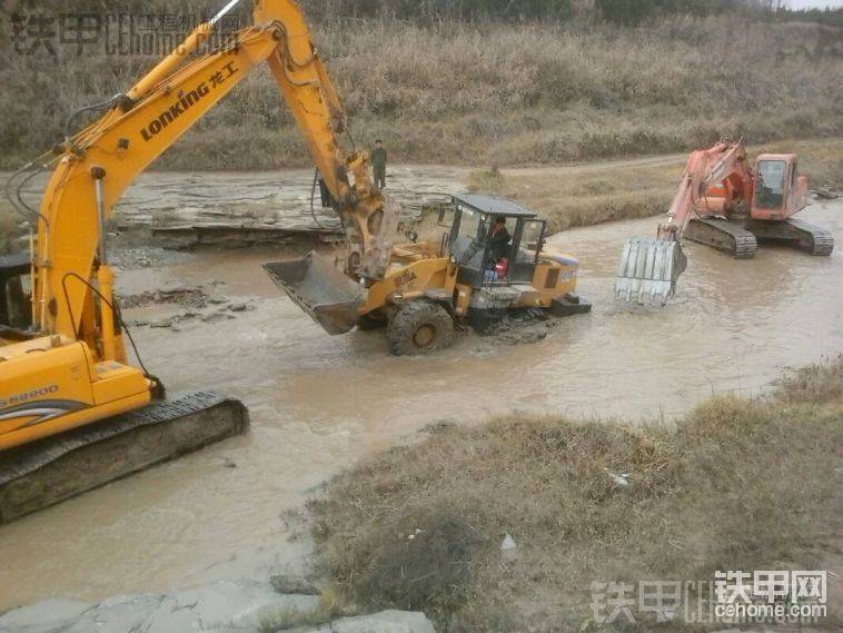 兩臺大挖費(fèi)勁&nbsp; 一臺拉，一臺推 才勉強(qiáng)搞出來
