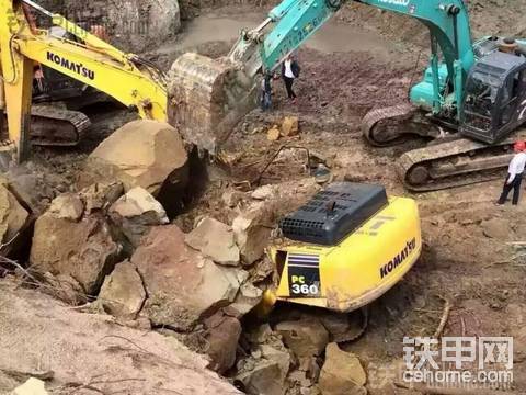 天堂没有挖机！小松360遇石头塌方，驾驶室在内的大半个挖机被砸碎！