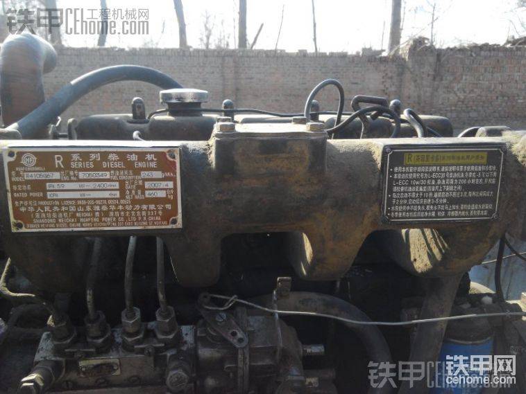 就是发动机顶上这个油盖突突冒烟，都能把滤网喷出来
