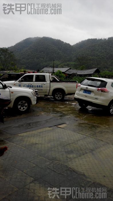 雨天拆豬場，陷機(jī)。