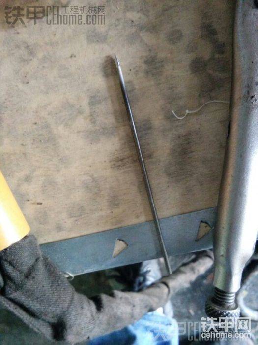 后面就得用氩弧焊焊接，这个是钨针，氩弧焊产生高温的钨针，打磨个尖，好产生好的电弧，
