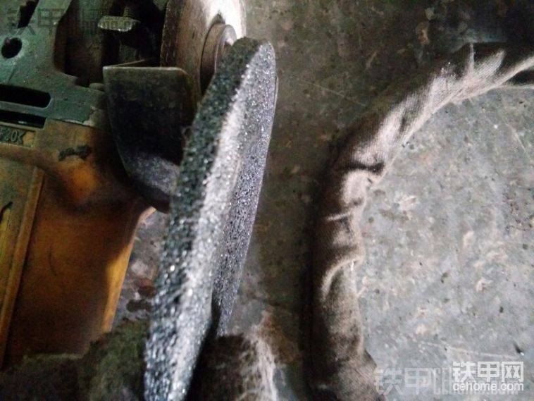用这个角磨片把对接上的焊口打磨出一道凹槽，最好别磨穿，
