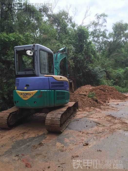 清理路上亂倒的渣土