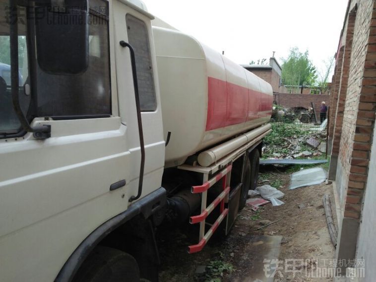 长期出售各种型号洒水车。原装油灌车