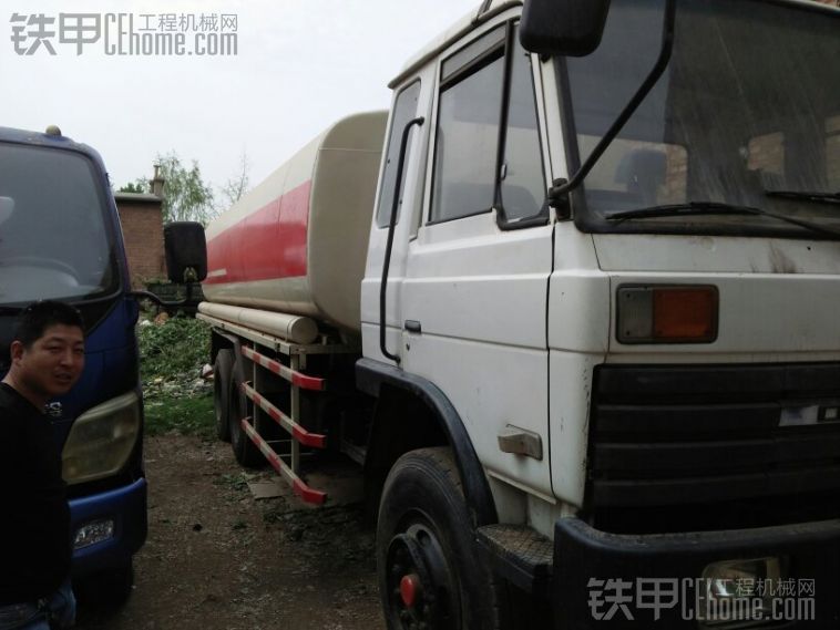 长期出售各种型号洒水车。原装油灌车