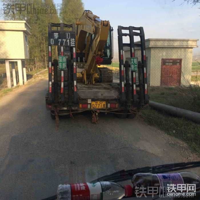 沒有拖車的時候還是請的半掛拉工地的。天天叫朋友拉不好意思就叫的班車。