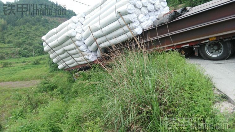 兩臺吊車吊掛車一臺開水溝里一臺開田里