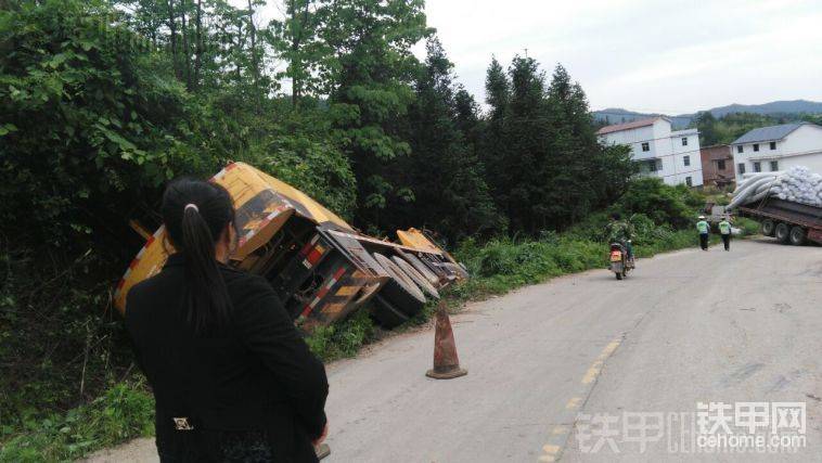 吊車司機車速太快，加上是在下坡，看到前面掛車橫在馬路上，怕撞上去，就猛打方向

