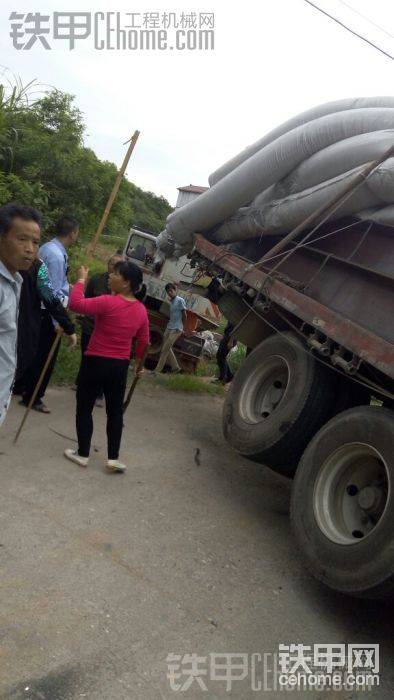 白色吊車看到前面的吊車開溝里了，太緊張油門當剎車踩，硬是從旁邊擠了下去，聽目擊者說，這臺吊車像是飛下去的，
