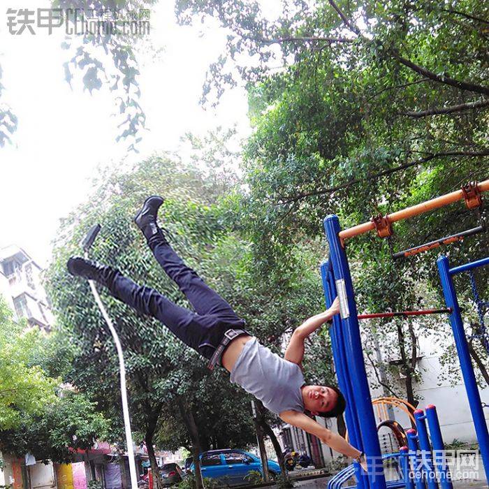 裝個B哈！<img class="smiley" src="/img/smiley/default/hug.gif">
