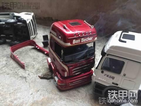 出車(chē)禍啦?。。?兩車(chē)避讓不及 相撞了