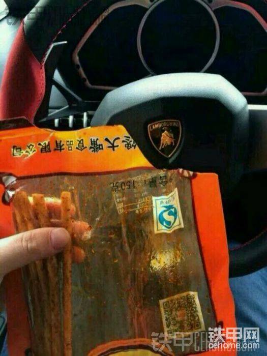 等我吃完这包辣条就去上班。
